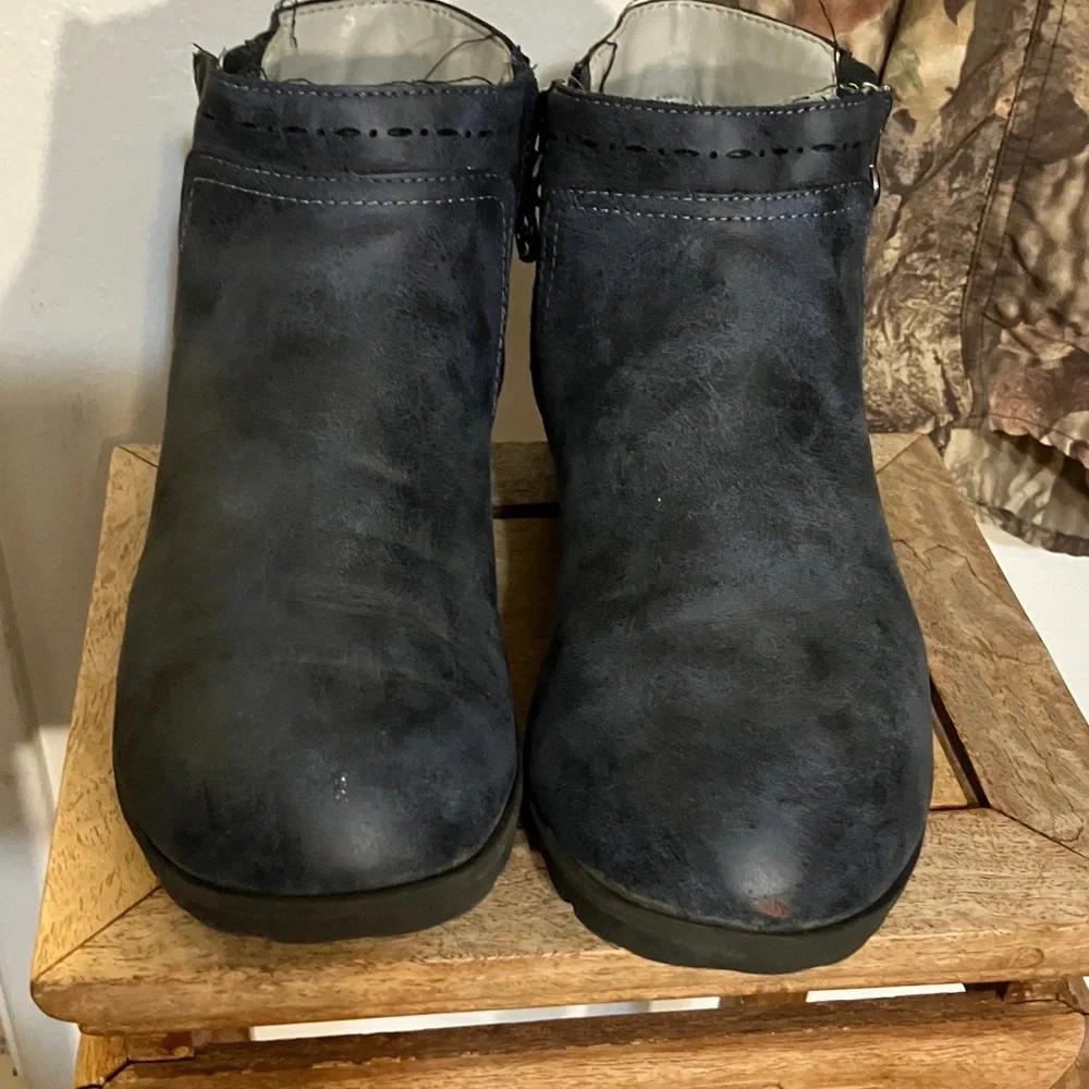 Blue booties! JSpoet women’s Jenna 8M faux leather
